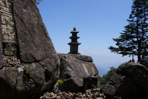 법계사는 부처님의 사리를 모신 적멸보궁이 있어, 이 탑은 사리탑으로 볼 수 있다.