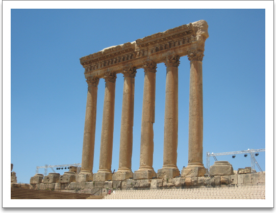 AD1세기 중엽에 건설된 주피터 신전의 기둥으로 원래는 54개의 원주강이었다는데 지금은 6개의 기둥만이 남아 있다. 파르테논 신전보다 거대했다고 한다.