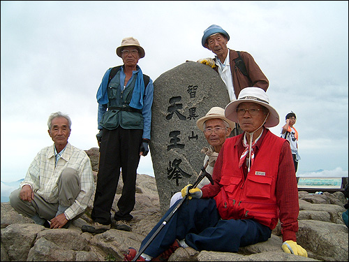 9월 11일 오후 지리산 천왕봉 표지석 앞에서 어르신들. 왼쪽부터 박노윤, 이주상, 이병록, 앞 이병덕, 권순열옹.