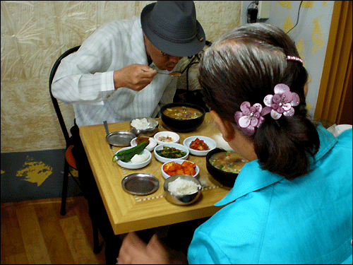 순대국밥을 맛있게 드시는 노부부의 다정한 모습이 정말 아름답습니다.