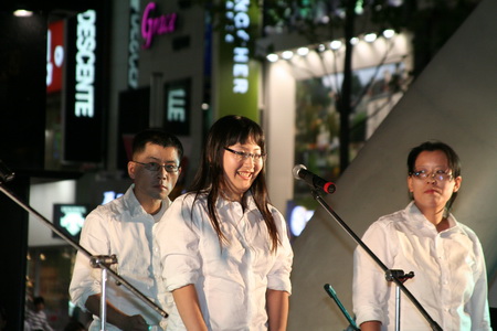 장애인 시설 '비콘' 회원들의 중창단 공연의 모습