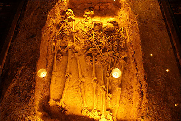 윈양 다시(大溪)진에서는 원형이 그대로 보존된 다섯 일가족의 합장묘가 발굴됐다. 이를 싼샤박물관에 옮겨왔다.