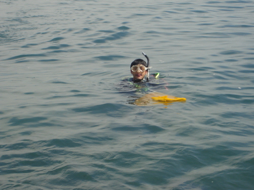 일명 바다물개로 불리우던 C.S가 물속에 들어가기전 카메라에 포착되었다.
