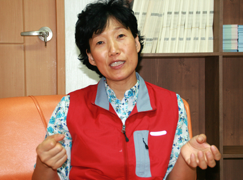 (사)한국여성농업인 강원도연합회 배영자 회장은, 흙과 함께 평생을 행복하게 살아가겠다고 말한다.
