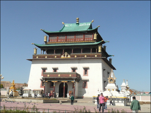몽골최대사원인 간단사 법당에는 높이 26미터에 달하는 동양 최대의 금동불상이 모셔져 있다.