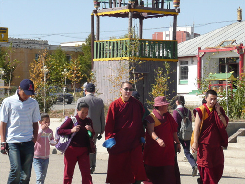 몽골의 승려들은 결혼하거나 집에서 사찰로 출퇴근하는 경우가 많아 가족을 동반하고 거리를 걷는 경우가 많다. 