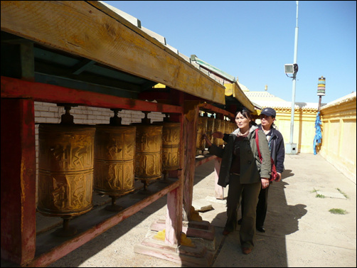 몽골의 불교신자들이 마니차를 돌리고 있다. 몽골이나 티베트 불교에서는 마니차를 한 번 돌릴 때마다 불경을 한 번 읽는 공덕을 쌓을 수 있다고 가르치고 있다. 