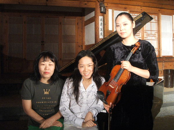 두 딸과 함께 한 어머니 공영희씨(맨 왼쪽)