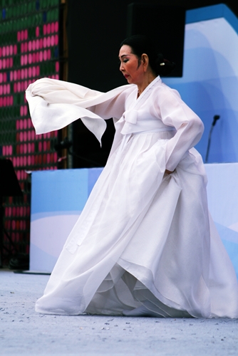 국가지정 중요무형문화재 살품이춤 보유자 후보로 지정되어 있는 수당 정명숙의 살풀이춤 