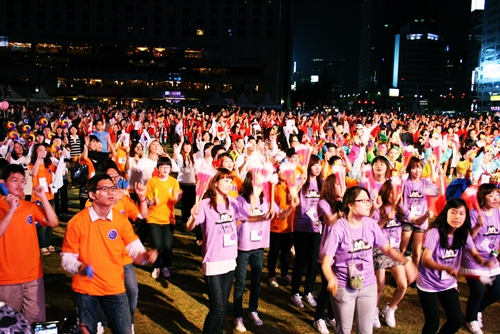 시민들과 출연팀, 수천명이 모두 광장으로 나와 춤을 추고 있다.
