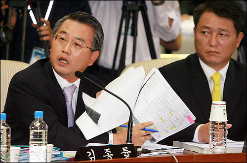김종률 민주당 의원이 21일 국회 인사청문회에서 정운찬 국무총리 후보자에게 답변자료 제출을 요구하고 있다.