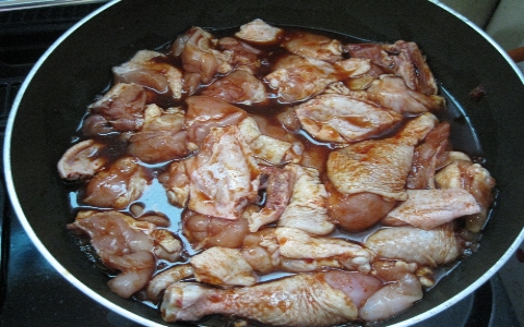 닭 강정을 만들기 위해 진간장, 마늘, 후추가루, 설탕, 물엿 따위로 밑간을 함