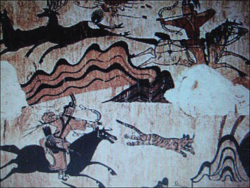 고구려 벽화, 중국 지린성 지안현 무용총 주실 서벽 수렵도(AD. 5 세기 무렵)　오른쪽 위 말 위에서 윗몸을 뒤로 하여 화살을 쏘는 보습이 타지키스탄 수렵 무늬와 같습니다.