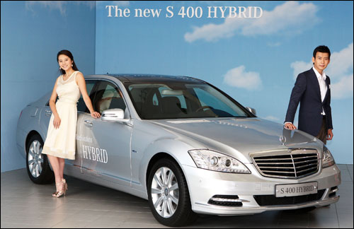 메르세데스-벤츠 코리아가 23일 서울 강남구 도산대로에 위치한 강남 전시장에서 럭셔리 세단 S-Class에 세계 최초로 압축 리튬 이온 배터리를 탑재한 하이브리드 세단 'The new S400 HYBRID L'을 출시했다.
