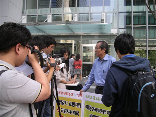 23일 언론인 홍세화씨가 피켓을 들고 강사 교원지위 회복의 중요성을 거리에서 강조했다.    