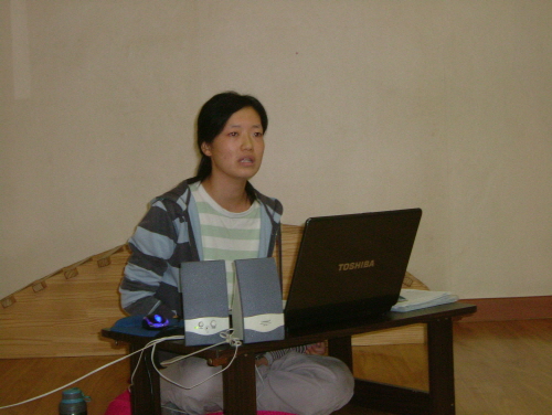 아름다운마을학교 김은영선생님이 옛 이야기에서 배우는 '우리말글'이란 제목으로 살림이 있는 교육 두번째 시간 이야기를 진행하고 있다. 