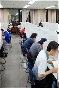 서울의 한 대학교의 도서관 풍경. 늦은 시각인 밤 10시에 찾아갔음에도 많은 학생들이 공부에 열중하고 있다.