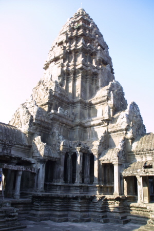 복도로 연결된 석탑의 중앙에는 열반에 든 부처상이 모셔져 있다.