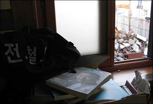 창가에는 전국철거민연합의 투쟁조끼들과 각종 책들이 쌓여있다. 용산참사의 마지막 생존자로 알려진 지석준씨 인터뷰가 실린 인권재단 격월간지 <사람>이 눈에 띈다. 