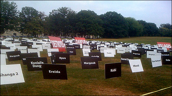 반G20운동의 일환으로 다르푸르의 사라진 마을 이름들을 팻말로 만들어 핍스 식물관 앞에 세워놓은 모습. 