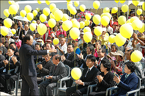 24일 봉하마을에서 열린 고 노무현 대통령 생가 복원식에 참석한 이해찬 전 총리가 소개를 받은 뒤 참석자들을 향해 인사하고 있다.
