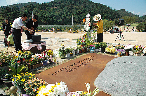 24일 봉하마을에서 열린 고 노무현 대통령 생가 복원식에 참석한 명희진 경남도의원이 묘역을 찾아 참배하고 있다.서 나와 걸어가고 있다.
