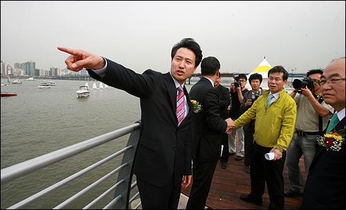오세훈 서울시장이 2009년 9월 24일 오후 서울 여의도 한강공원 준공식에 앞서 강변을 둘러보고 있다.