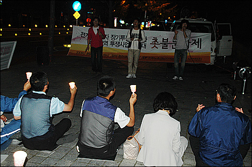  노래패 '맥박'이 24일 저녁 창원 소재 한국전력공사 경남본부 앞에서 열린 '전기원 노동자 장기투쟁 승리와 경남지역 투쟁사업장 연대 촛불문화제'에서 노래를 부르고 있다.