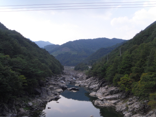 함양 동강마을로 가기위해 건넜던 용유교 아래의 용유담 계곡, 계곡의 물은 검푸른 짙은 색이라 깊이를 가늠할 수가 없었다.