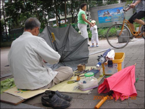 우산을 고치고 계신 할아버지 젊어서 우산가게를 했던 할아버지는 이 일이 '반기술 반노동'으로 힘이 많이 들지 않아서 계속할 수 있는 일이라고 했다.