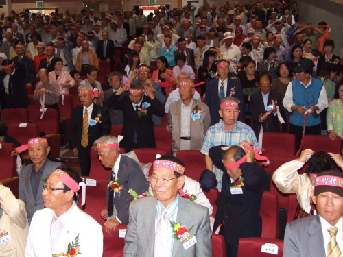 아산시 17개 읍면동에서 모인 노인회 회원들이 9월25일 아산시의 뿌리를 흔드는 천안아산통합논의를 중단하라고 요구했다. 