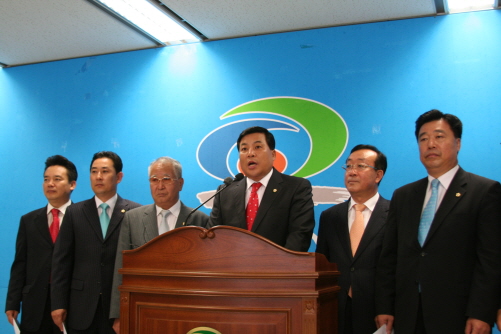 류평위 천안시의회 의장이 천안, 아산 통합관련 여론조사 결과를 발표하고 있다. 