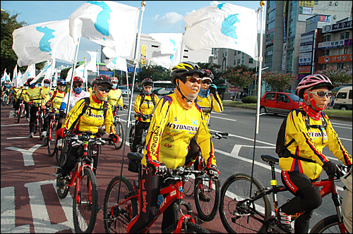 창원지역 자전거 동호회 회원들이 한반도기를 꽂고 창원시내를 돌아오는 대행진을 벌였다.