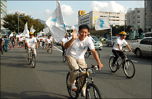 6.15공동선언실천 남측위원회 경남본부는 26일 오후 창원에서 '10.4선언 2주년 기념 자전거대행진' 행사를 벌였다.