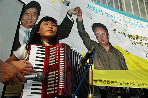 강새봄(13) 양이 26일 오후 창원 정우상가 앞에서 열린 '10.4선언 2주년 기념 통일문화제' 때 아코디언을 연주하고 있다.