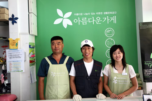 여수아름다운가게에서 자원봉사를 하는 봉사자들. 왼쪽부터 김유진, 황동하, 김보현
