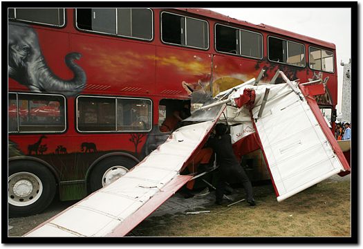 고릴라 2층 버스의 옆구리를 받아 크게 파손된 경비행기. 이 사고로 비행사 1명이 숨지고 고릴라 2층버스에 있던 관람객 등 11명이 중경상을 입었다.
