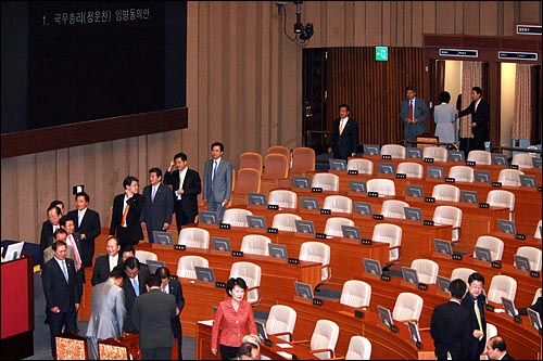 국무총리(정운찬) 임명동의안 투표가 민주당과 자유선진당 의원들이 퇴장한 가운데 한나라당과 친박연대 의원들이 투표하고 있다.