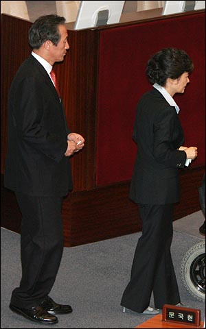 한나라당 정몽준 대표와 박근혜 전 대표가 28일 오후 국회에서 열린 정운찬 국무총리 임명동의안 투표에서 투표용지를 투표함에 넣기 위해 줄 서 있다.