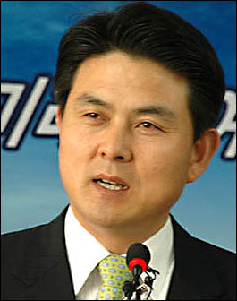 김태호 경남지사가 취임 100일을 맞아 2006년 10월 9일 오전 경남도청에서 기자회견을 열고 있다.