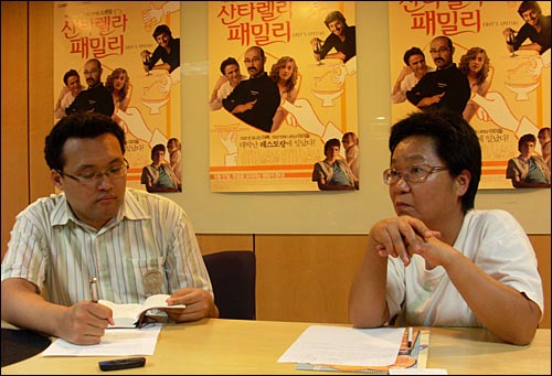 19일 저녁 7시, <산타렐라 패밀리> 기자좌담회에 나선 영화평론가 전종혁(왼쪽)씨와 최현숙씨.