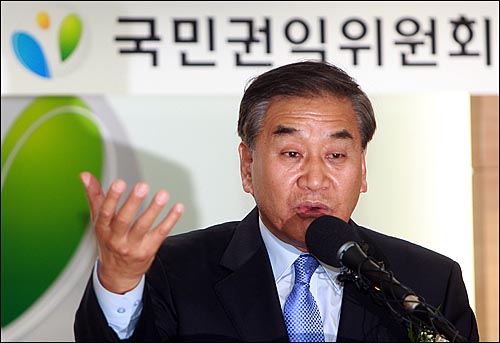  이재오 국민권익위원회 위원장이 30일 오후 서울 서대문구 미근동 국민권익위원회 청사에서 열린 취임식에서 취임사를 하고 있다.