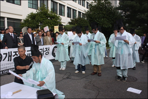 9월 29일 서울 삼청동 한국교육과정평가원 앞에서 미래형교육과정 반대와 공교육 회복을 요구하는 공대위가 지부상소의식을 하고 있습니다. 조선시대 유생들이 도끼를 내걸고 왕에게 상소를 하던 광화문과 지척 거리에서 2009년 지부상소가 이루어졌습니다. 