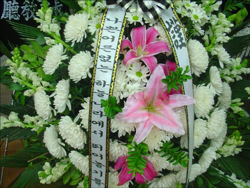 2007년 12월 25일 안양시 안양8동 집 근처에서 실종·납치됐던 고 우예슬양의 근조 화환. 