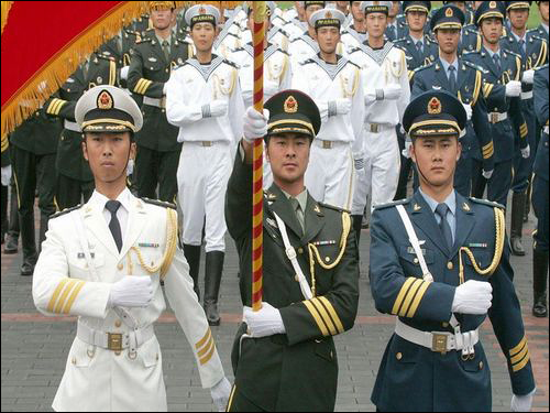 중국 인민해방군 육·해·공군 장병들이 천안문 광장을 행진하고 있다.
