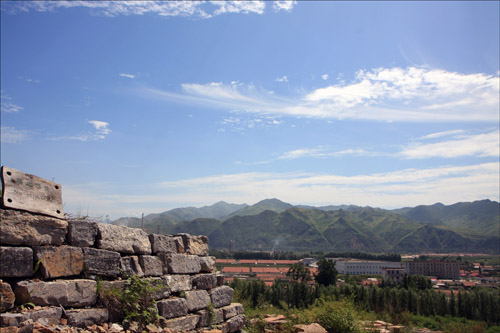 대왕의 무덤 정상에 있는 묘실의 일부가 사진 왼쪽에, 북한의 산이 오른쪽에 보인다. 산과 공장 지붕 사이에는 압록강이 흐른다. 대왕의 무덤이 고구려땅이었지만 지금은 중국과 북한의 '국경'에 인접해 있음을 처음으로 알게 되는 기분은 오로지 처연했다. 