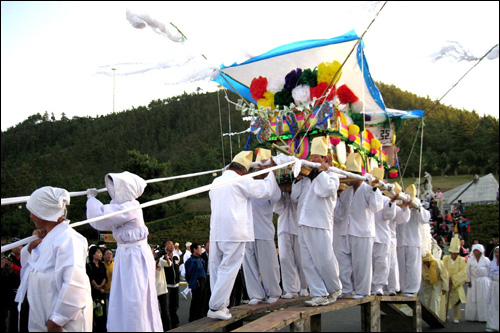 해상전투에 이은 위령굿. 울돌목에서 숨진 조선 수병과 민초 의병은 물론 일본 수병의 원혼까지 위로하는 진혼굿이다. 지난해 축제 장면이다.