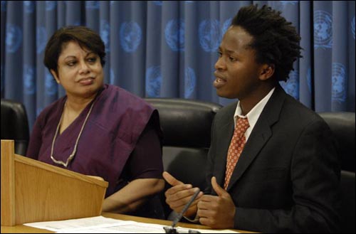 시에라리온의 소년병으로 강제징집되었던 이스마엘 베아가 UN본부에서 자신의 경험을 기자회견을 하고 있다. 