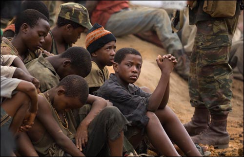 아프리카 소년병을 소재로 다룬 영화 <블러드 다이아몬드> 한 장면