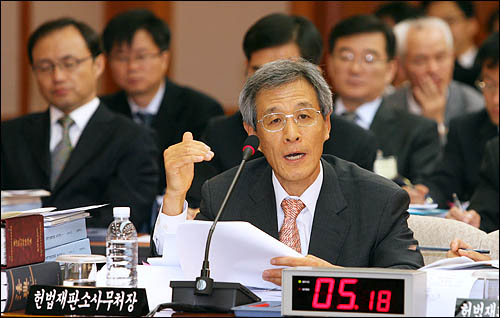 하철용 헌법재판소 사무처장이 5일 서울 헌법재판소에서 열린 국회 법사위의 국정감사에서 의원들의 질의에 답변하고 있다.
